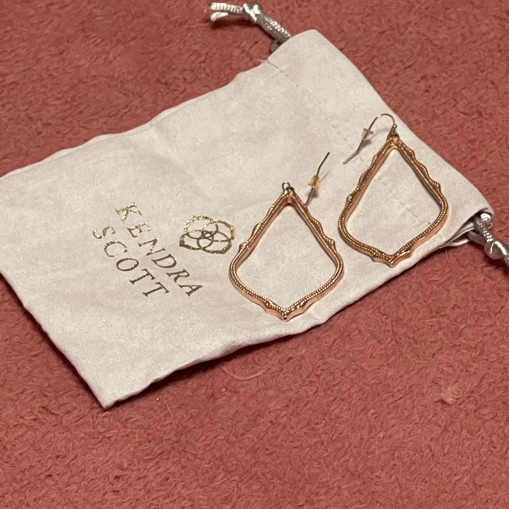 Kendra Scott rose gold earrings like new!